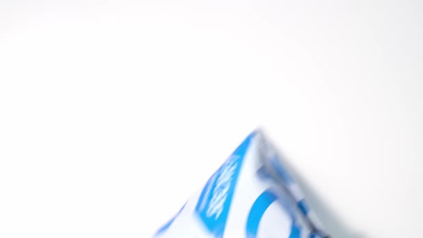 Een pakket in een verpakking met het ozon-logo valt op een witte achtergrond. — Stockvideo