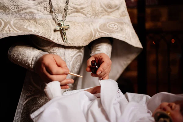 Megerősítés. csecsemő baba a keresztelés rituáléján az ortodox egyházban. — Stock Fotó