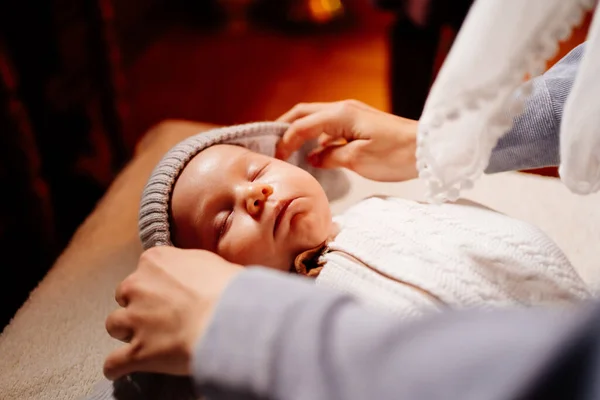 Das Baby verkleidet sich in Kleidung auf dem Tisch in der Kirche. Taufverordnung. — Stockfoto