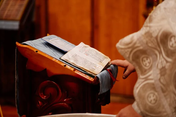 Gamla böneboken. Lectern är en monter för ikoner och böcker. Ortodoxa kyrkan. — Stockfoto