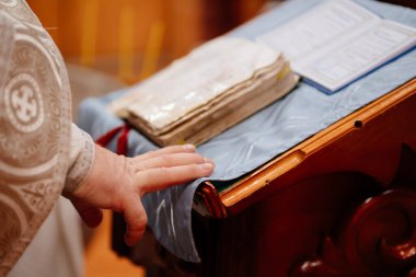 Eski dua kitabı. Lectern, simgeler ve kitapların simgesidir. Ortodoks Kilisesi. 