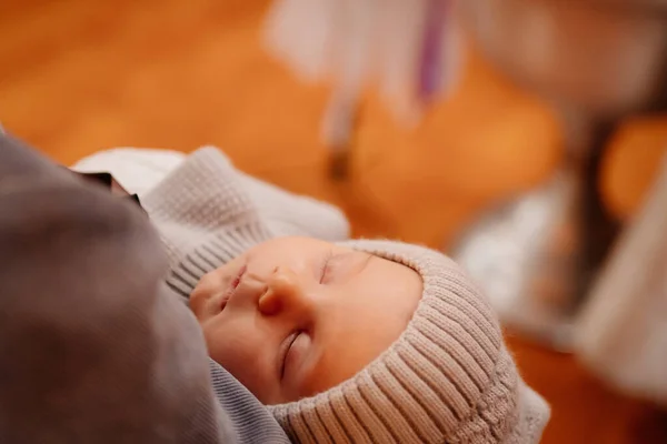 Neugeborenes Baby in den Armen seiner Mutter während des Gottesdienstes in der Kirche. — Stockfoto