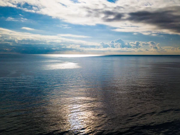 El paisaje marino. mar tranquilo y nubes en el cielo. calma y meditación. — Foto de Stock