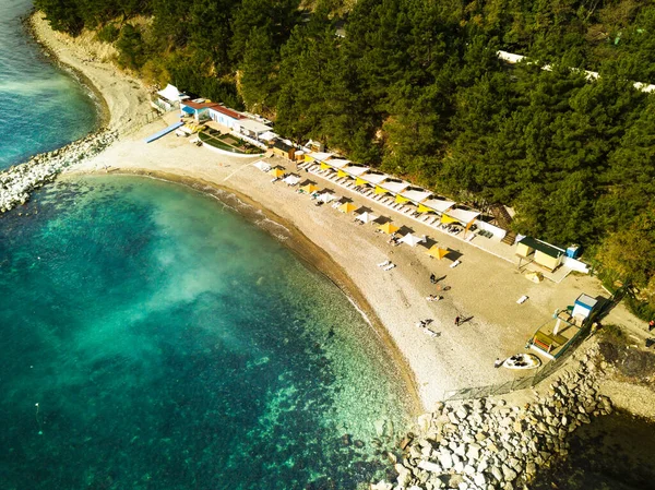 Flying over the sea and beach in a mountainous forest area. — Stock Photo, Image