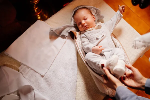 Das Baby verkleidet sich in Kleidung auf dem Tisch in der Kirche. Taufverordnung. — Stockfoto