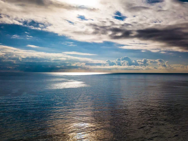 El paisaje marino. mar tranquilo y nubes en el cielo. calma y meditación. — Foto de Stock