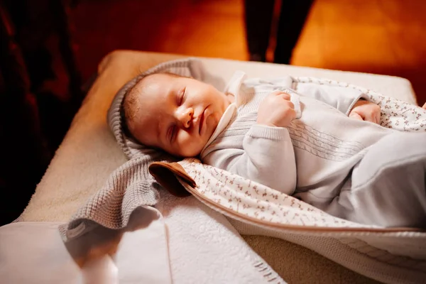 Ένα μωρό κοιμήθηκε σε ένα κομοδίνο σε μια εκκλησία. το διάταγμα της βάπτισης. — Φωτογραφία Αρχείου