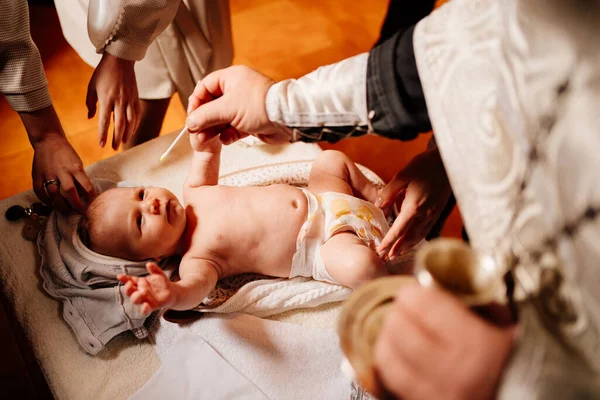 Bestätigung. Säugling beim Taufritual in der orthodoxen Kirche. — Stockfoto