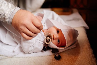 Doğrulandı. Ortodoks Kilisesi 'ndeki vaftiz töreninde bebek..