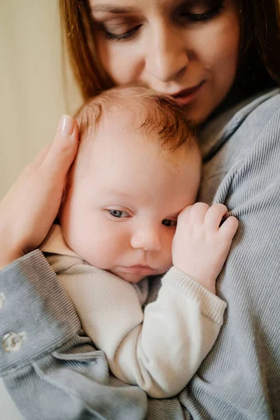 Mamá suavemente sostiene a su hijo en el brazo. tan esperado bebé. Día de las Madres. —  Fotos de Stock