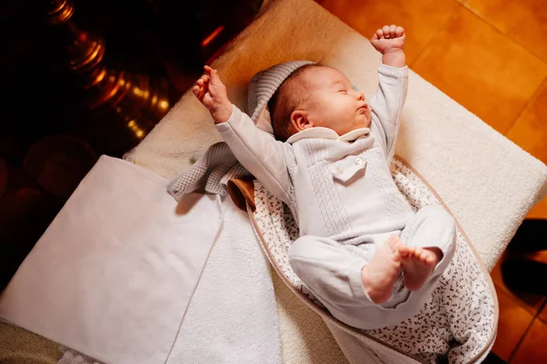 Ein Baby schlief auf einem Schminktisch in einer Kirche ein. die Verordnung über die Taufe. — Stockfoto