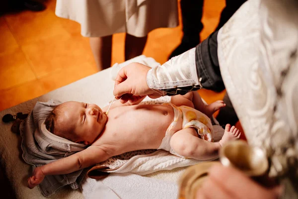 Подтверждение. младенец во время ритуала крещения в Православной Церкви. — стоковое фото