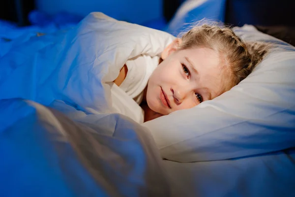 Una ragazza carina è sdraiata a letto sonno calmo e sano per bambini — Foto Stock