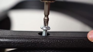 Bağımsız mobilya montajı tornavida vidayı çevirir