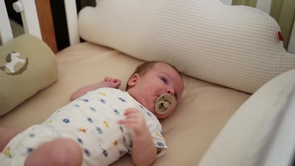 Vista dall'alto. Il bambino e 'nella culla. organizzare un luogo per il sonno dei bambini. — Video Stock