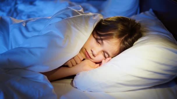 Sladká dospívající dívka spí v posteli ve svém pokoji, vidí noční můru a svíjí se ve spánku. — Stock video
