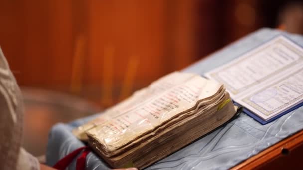 Vecchio libro di preghiere. Lectern è uno stand per icone e libri. Chiesa ortodossa. — Video Stock