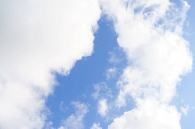 Beyaz bulutlu gündüz vakti mavi gökyüzü. Hava tahminleri. 