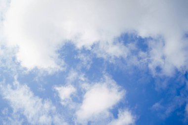 Beyaz bulutlu gündüz vakti mavi gökyüzü. Hava tahminleri. 