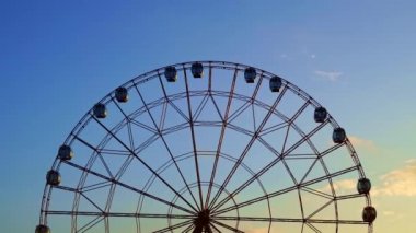 Hızlandırılmış. Mavi gökyüzüne karşı dönme dolap.