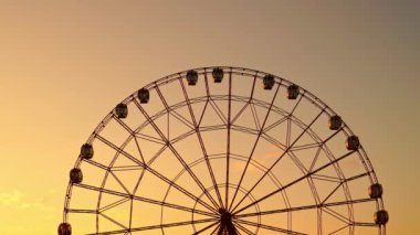 Dönme dolap günbatımına karşı.