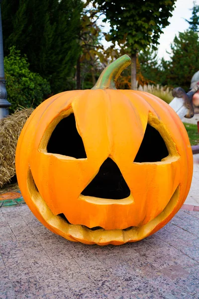 Stort huvud snidat från pumpa. Traditioner. landskap för Halloween. — Stockfoto