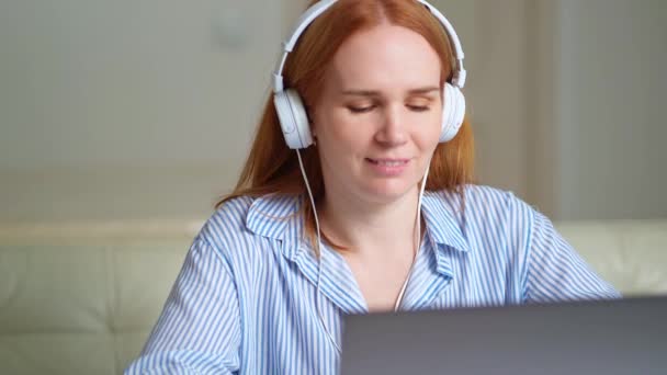 Nő fejhallgató dolgozik otthon egy laptop vezet egy leckét, vagy webinar. — Stock videók