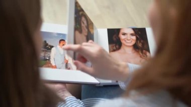 Üst Manzara. Anne ve kızı düğün fotoğraflarına bakıyorlar..