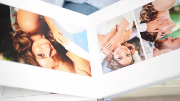 Bovenaanzicht. vrouw blad door de bruiloft fotoboek. — Stockvideo
