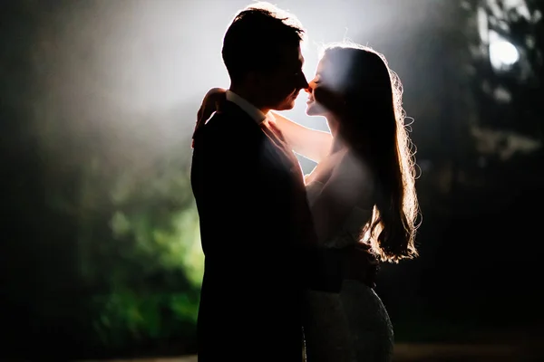 Silhouetten van een man en een vrouw in het donker. — Stockfoto