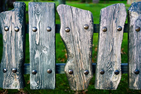 Valla de madera decorativa. cerca pequeña en el parque o en el patio de recreo. — Foto de Stock