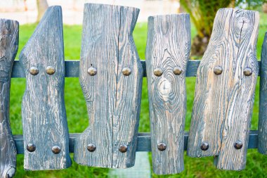 Dekoratif ahşap çitler. Parktaki ya da oyun alanındaki küçük çitler. 