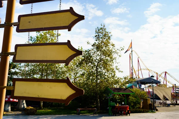 Platz für die Beschriftung der Wegweiser im Park. — Stockfoto