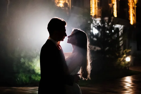 Silhouetten eines Mannes und einer verliebten Frau im Dunkeln. — Stockfoto