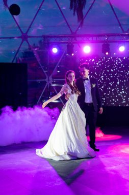 Gelin ve damat ilk düğün dansını yapıyorlar.. 