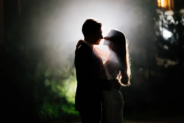 Silhouettes of a man and a woman in love in the dark. — Stock Photo, Image