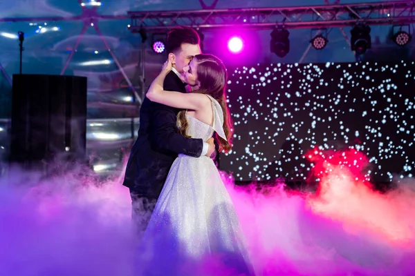 La mariée et le marié dansent la première danse de mariage au banquet. — Photo