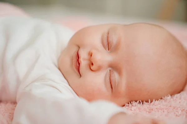 Sovande bebis under den rosa filten. hälsosam sömn hos nyfödda. — Stockfoto