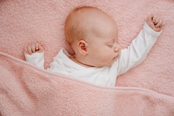 Pembe battaniyenin altında uyuyan bebek. Yeni doğanlar için sağlıklı uyku. — Stok fotoğraf