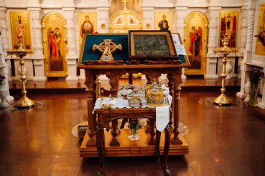 Ortodoks Kilisesi 'nde ayinsel kitaplar için eğimli bir masa.
