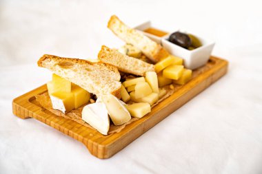 Servis kurulunda çeşitli peynir ve zeytinler var.. 