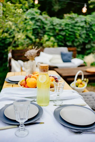 Mesa servida en el jardín para una cena familiar. una cena romántica — Foto de Stock