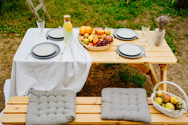Mesa servida en el jardín para una cena familiar. una cena romántica — Foto de Stock