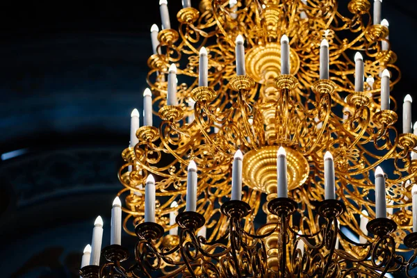 Mooie grote gouden kroonluchter kandelaar aan het plafond in de kerk. — Stockfoto