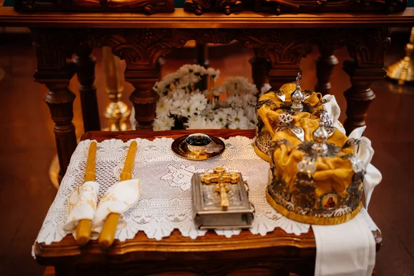 Lectern.high mesa con una tapa inclinada para libros litúrgicos en una Iglesia Ortodoxa — Foto de Stock