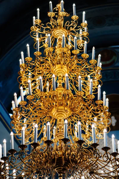 Mooie grote gouden kroonluchter kandelaar aan het plafond in de kerk. — Stockfoto