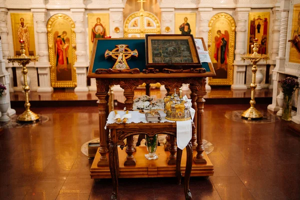 Lectern.high mesa con una tapa inclinada para libros litúrgicos en una Iglesia Ortodoxa — Foto de Stock