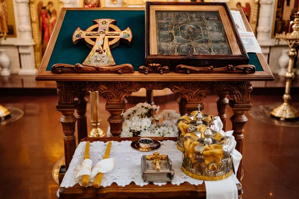 Lectern.high tavolo con un piano inclinato per libri liturgici in una Chiesa ortodossa — Foto Stock