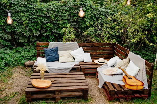Miejsce na relaksujące i wieczorne spotkania w ogrodzie. — Zdjęcie stockowe