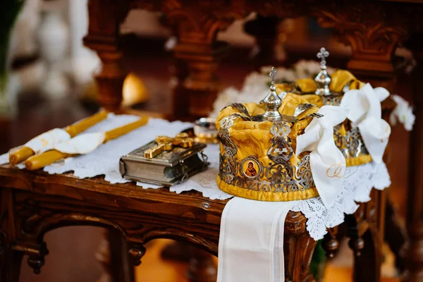 Coronas en Lectern. una mesa alta con una parte superior inclinada para libros litúrgicos — Foto de Stock